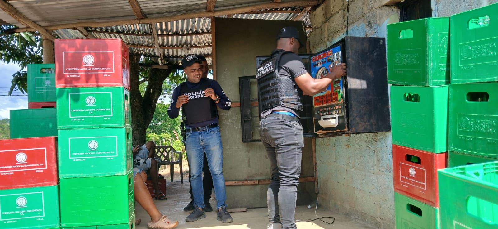 Policia preventiva y DINTEL ocupan máquinas tragamonedas ilegales durante operativos en SDN y Monte Plata.